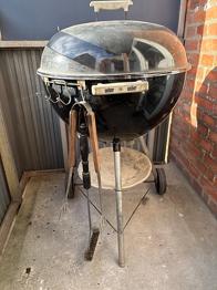 Weber kuglegrill med grillstarter og overtræk