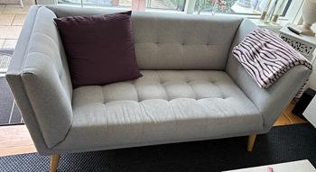 Super flot lysegrå 2 pers sofa i blødt stof