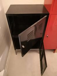 GIVES VÆK! -  Metalskab med nøgle