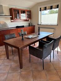 Spisebord med tillægsplader