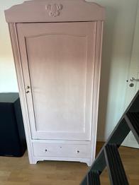 Klædeskab m hylder sælges