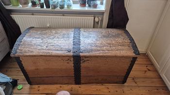 Dragkiste med metalbeslag