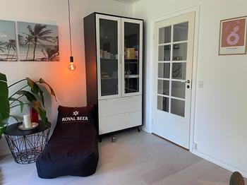 Vitrineskab med glaslåger gives væk