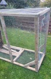 Træ voliere med trådnet