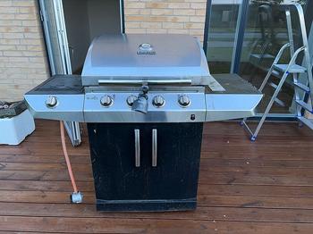 Gasgrill med flere brændere og sideborde