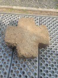 Korsformede betonfliser til belægning
