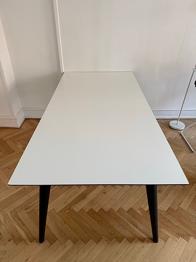 Spisebord og gratis stole til hurtig handel