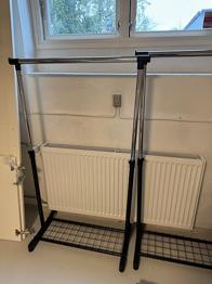 GRATIS: 2 stk. tøjstativer på hjul (højdejusterbare)