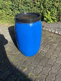 Blå plasttønde med låg