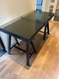 Skrive/sy bord med løs glas plade