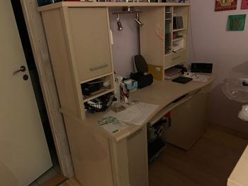 Kontor møbel i lys birk.