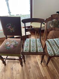 Gamle smukke håndbroderede spisestuestole