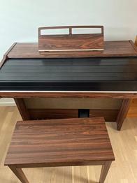 Elektronisk orgel med bænk træfinish