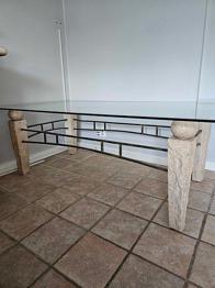 Sofabord i glas og natursten gives væk