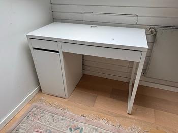 Gratis Skrivebord hvid med skuffe og skab