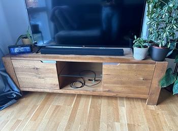 Akasia TV-skab i træ med et glasrum i midten