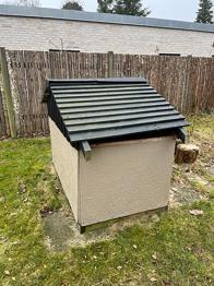 Træ hundehus med skråt tag sort og beige