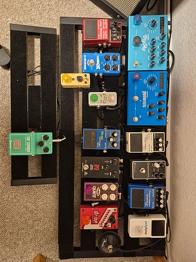 Guitarboard med mange pedaler.