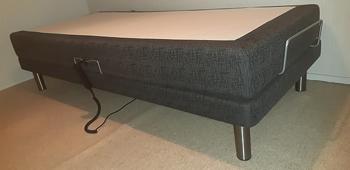 Justerbar elevationsseng mørkegrå med metalben