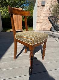 Gammel stol med flot betræk