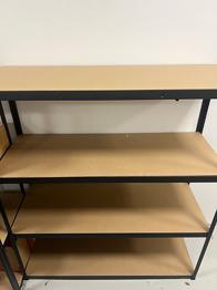 Sort metalreol med 4 hylder i træ