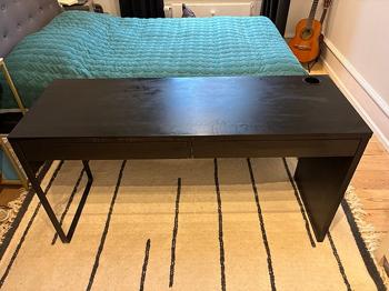 Skrivebord med 2 skuffer til salg