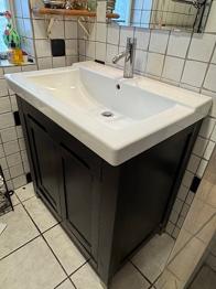 Badeværelsesmøbel med vask, blandingsbatteri og vægskab