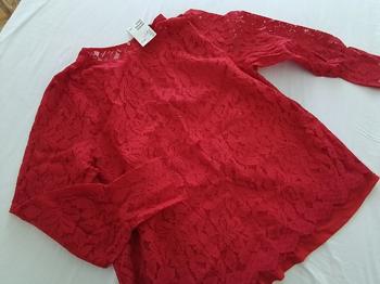 Rød blondebluse med rød stropbluse som foer.