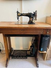 Pfaff Symaskine med træbord og fodpedal