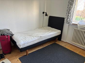 Enkelt seng med sengegavl