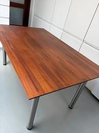 Spisebord / Skrivebord. Gives Væk