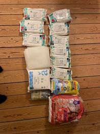 Blandet parti bleer og vådservietter til baby