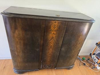Vintage skab i mørkt træ med hylder og skuffer