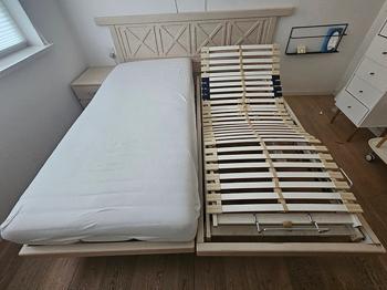 2 stk elevationssenge inklusiv madrasser, rullemadrasser og sengegavl