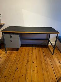 Skrivebord med skuffer