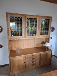 Gratis. Vitrineskab med blyindfattede ruder i syret eg.