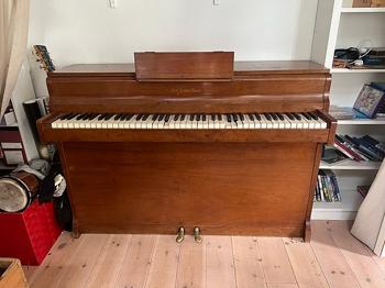 Upright piano i brunt træ