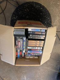 Blandet samling dvd‑film og vhs‑bånd
