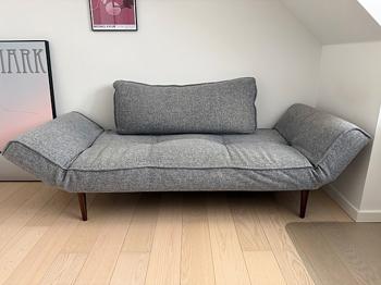 Zeal sovesofa/daybed i grå.