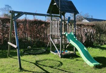 Gyngestativ med rutsjebane / tårn og legehus