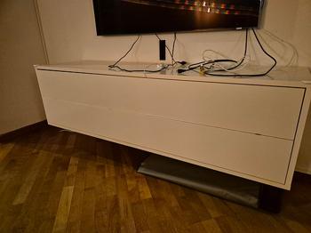 Væghængt TV Bord