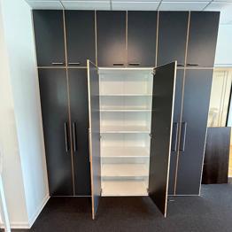 Skabe med gode hylder. Fin stand