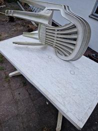 Hvidt plast havebord og tre stole