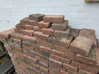 30 + m2 rødlige sten bortgives