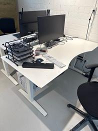 Hvidt skrivebord med hævesænk funktion