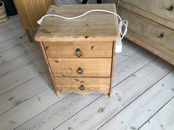 Træ natbord med 3 skuffer