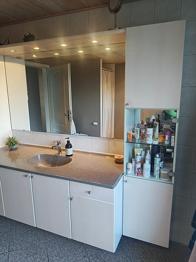 Badeværelsesskab med vask og spejl i grå og hvid