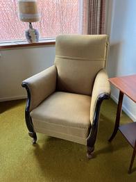 Gulgrøn, antik lænestol