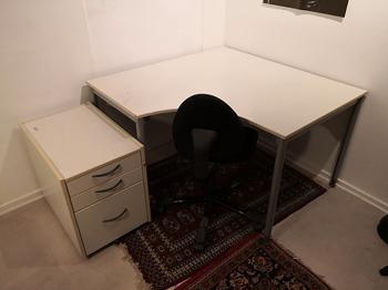 GIVES VÆK! - Computerbord med skuffer og stol