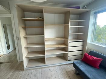 Stort skab / reol med skuffer